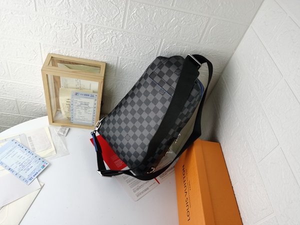 ルイヴィトンバッグ背面デザイン